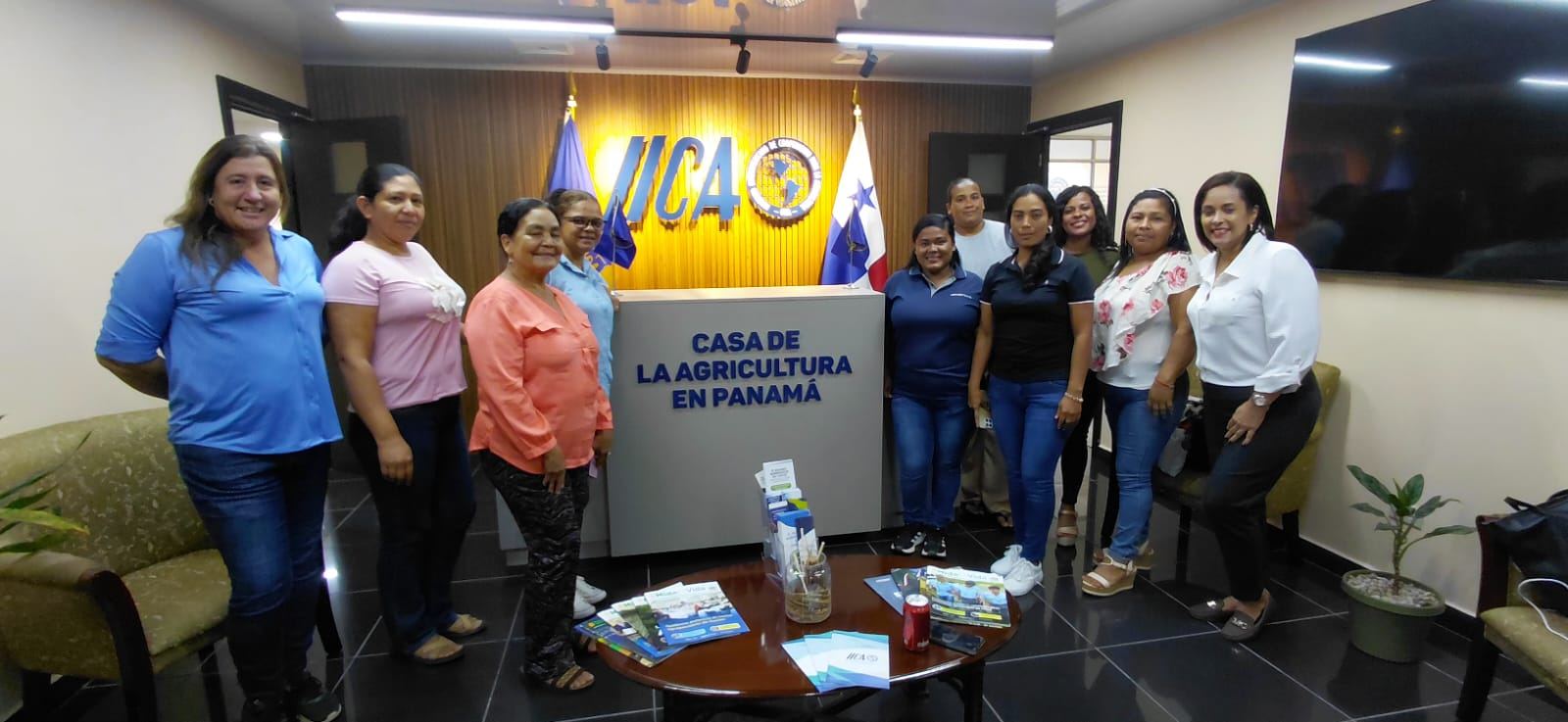 Visita de emprendedoras a la oficina el IICA en Panamá